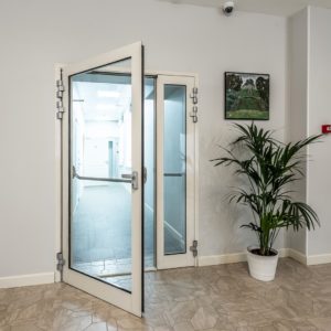 Противопожарная алюминиевая дверь EIW-90 / серия FRM7131